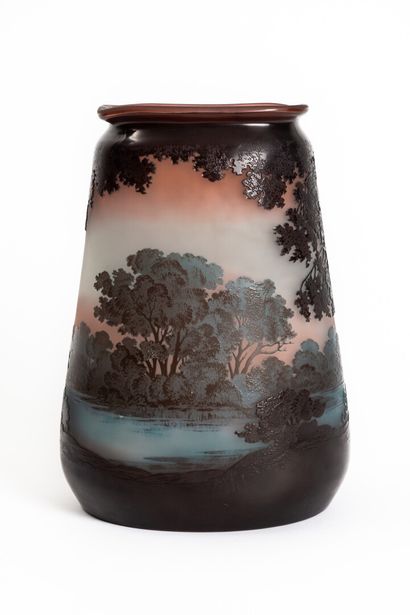 null Etablissements GALLÉ (1904-1936). 

Paysage vosgien.

Vase en verre multicouche...