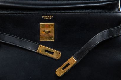null HERMÈS Paris.

KELLY bag Sellier 35

Black box

Gold-plated metal trim

H_25...