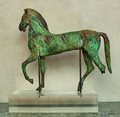 null 
Important horse in bronze with green patina of excavation, in the taste of...