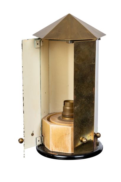 null 
Eugène PRINTZ (1879-1948).




Side lamp in the shape of lantern.




Proof...
