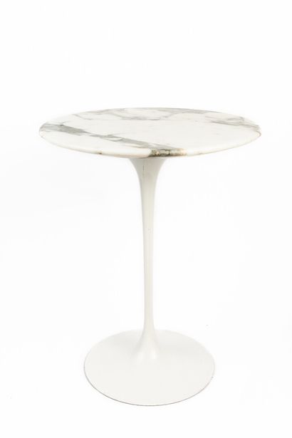 null Eero SAARINEN (1910-1961) for KNOLL INTERNATIONAL.

Small Tulip pedestal table...