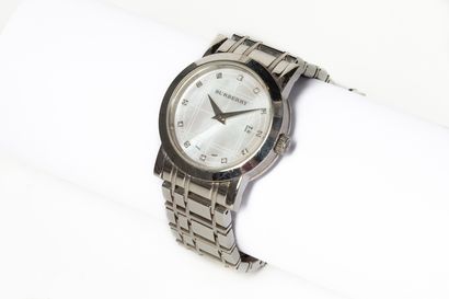 null BURBERRY.

Lady's wristwatch with case and bracelet in brilliant steel.

The...