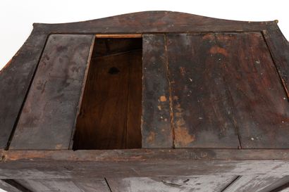 null Chest of drawers in marquetry of rosewood and nets.

It opens with three drawers...