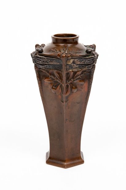 null Georges-Pierre DERAISME (1865-1930).

Vase en bronze à patine brune et argentée,...