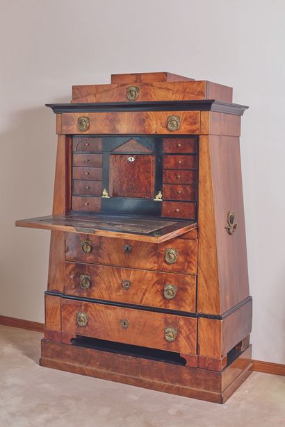 null 
Biedermeier secretary in flamed mahogany veneer.
It opens with five drawers...