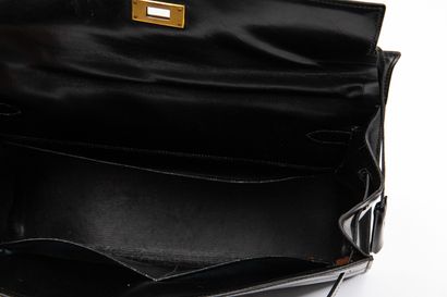 null HERMÈS Paris.

KELLY bag Sellier 35

Black box

Gold-plated metal trim

H_25...