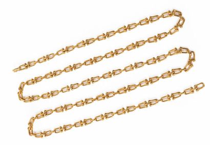 null Yellow gold long necklace, horseshoe stitch.

L_80 cm

50.21 grams, 18K, 75...