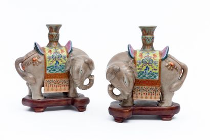 null CHINA, Canton, late 19th century. 

Pair of elephants forming incense sticks...