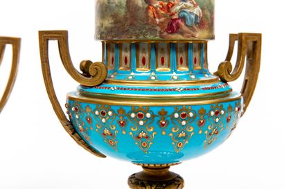 null SÈVRES, dans le goût de.

Paire de vases couverts en porcelaine à fond bleu...