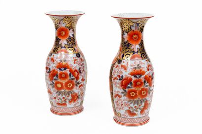 null BAYEUX période Langlois (1812-1849).

Paire de vases en porcelaine à décor polychrome...