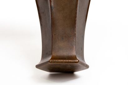 null Georges-Pierre DERAISME (1865-1930).

Bronze vase with brown and silver patina,...