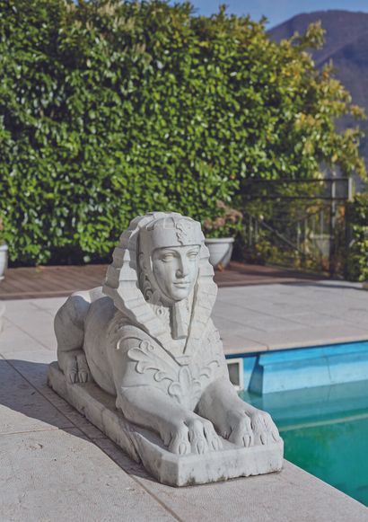 null 
*Paire d'importants sphinx en marbre blanc sculpté, figurés coiffés d'un Némès.




Les...