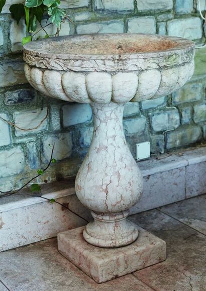 null 
*Vasque sur pied en marbre rouge de Verone, la vasque à godrons, le support...