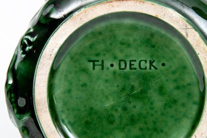 null Théodore DECK (1823-1891).

Cache pot en céramique émaillée vert à décor en...