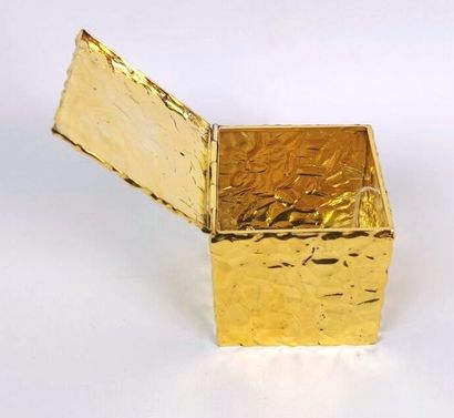 null TIFFANY & CO.

Quadrangular jewelry box in vermeil with hammered decoration.

H_9,5...
