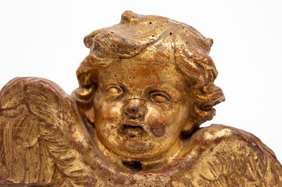 null Ange en bois sculpté et doré, en applique.

XVIIIe siècle.

H_23 cm L_31,5 ...
