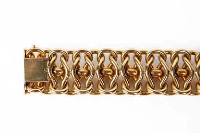 null CARTIER, Paris.

Large yellow gold cuff bracelet with intertwined figure-of-eight...