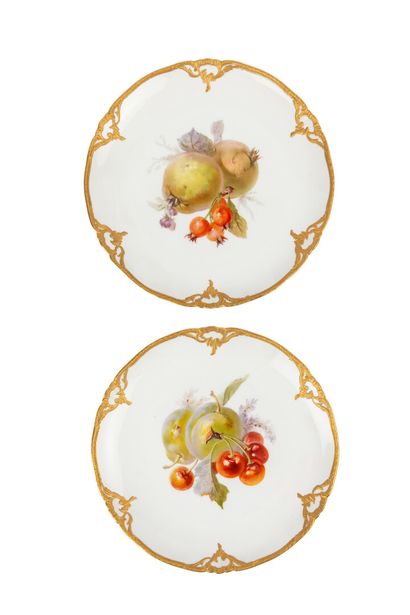 null BERLIN, KPM. 

Set of fourteen porcelain dessert plates with polychrome enamelled...