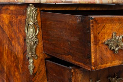 null Chest of drawers in marquetry of rosewood and nets.

It opens with three drawers...