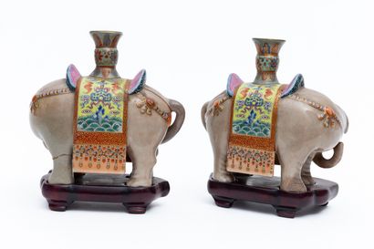 null CHINA, Canton, late 19th century. 

Pair of elephants forming incense sticks...