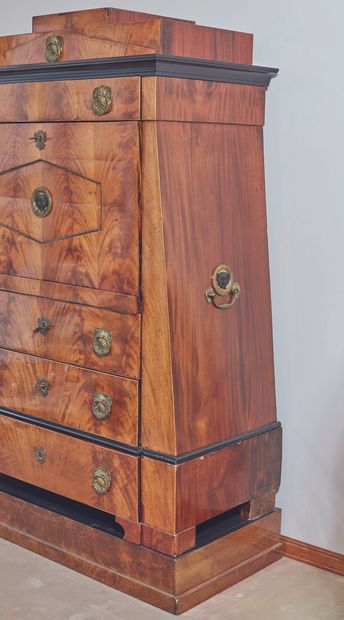 null 
Biedermeier secretary in flamed mahogany veneer.
It opens with five drawers...