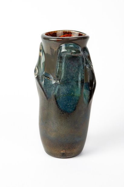 null Jean-Claude NOVARO (1943-2015).

Vase en verre nuancé bleu-gris, de forme ovoïde...