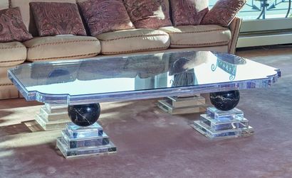 null 
French work from the 1980s.
Important coffee table in plexiglass and black...