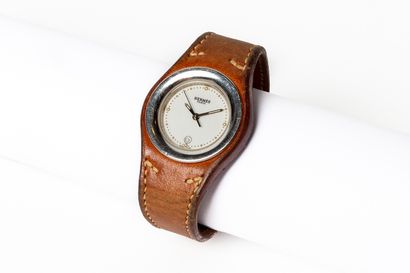 null HERMÈS Paris.

Ladies' wristwatch "Harnais" model in steel and original brown...