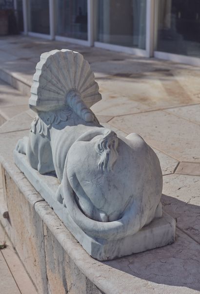 null 
*Paire d'importants sphinx en marbre blanc sculpté, figurés coiffés d'un Némès.




Les...