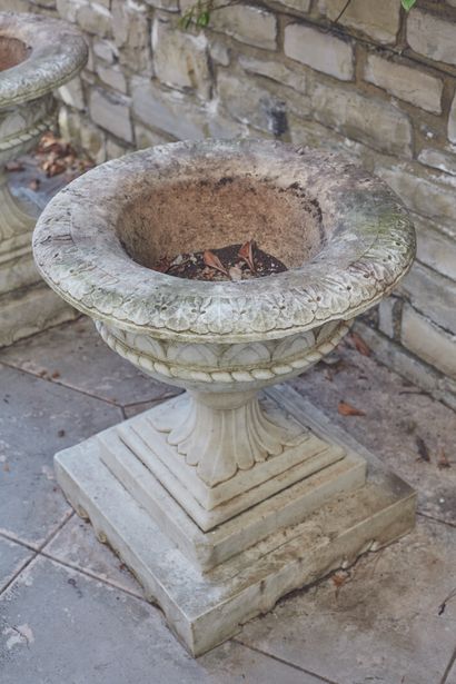 null 
*Paire d'importantes jardinières en marbre blanc, reposant sur des piédestaux...