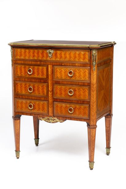 null Rosewood veneered silver chest of drawers with chevrons and frames.

It opens...