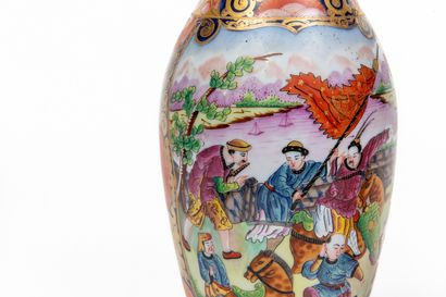 null BAYEUX période Langlois (1812-1849).

Paire de vases en porcelaine à décor polychrome...