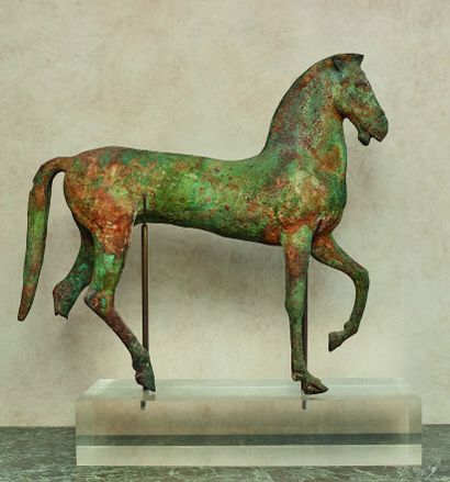 null 
*Important cheval en bronze à patine verte de fouille, dans le goût de l'Antique.
L_65...