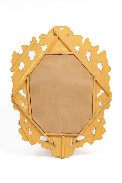 null Important miroir mouvementé en bois sculpté et doré à riche décor ajouré de...