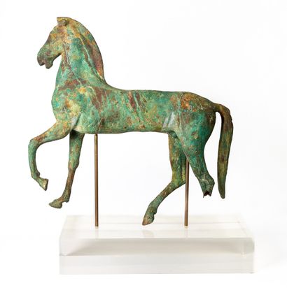 null 
Important horse in bronze with green patina of excavation, in the taste of...