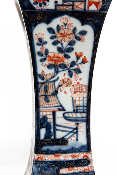 null BAYEUX.

Paire de vases cornets en porcelaine à décor Imari dans des cartouches...