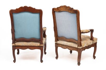 null Pair of flat back armchairs in moulded and carved walnut with shell and foliage...