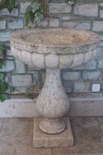null 
*Vasque sur pied en marbre rouge de Verone, la vasque à godrons, le support...