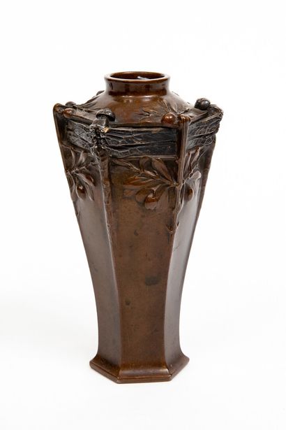 null Georges-Pierre DERAISME (1865-1930).

Vase en bronze à patine brune et argentée,...