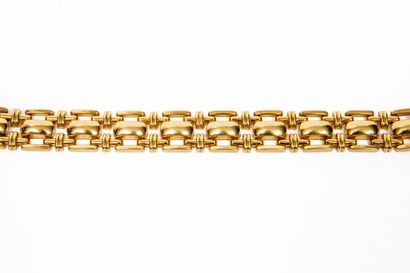 null Yellow gold bracelet composed of articulated links, the clasp decorated with...