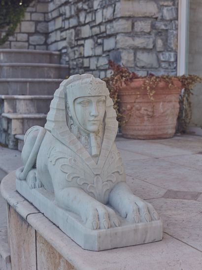 null 
*Paire d'importants sphinx en marbre blanc sculpté, figurés coiffés d'un Némès.




Les...