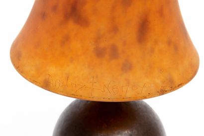 null 
Edgar BRANDT (1880-1960) Ferronnier d'art & DAUM Nancy verrier d'art.




Lampe...