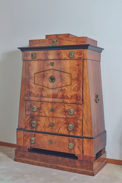 null 
Biedermeier secretary in flamed mahogany veneer.
It opens with five drawers...