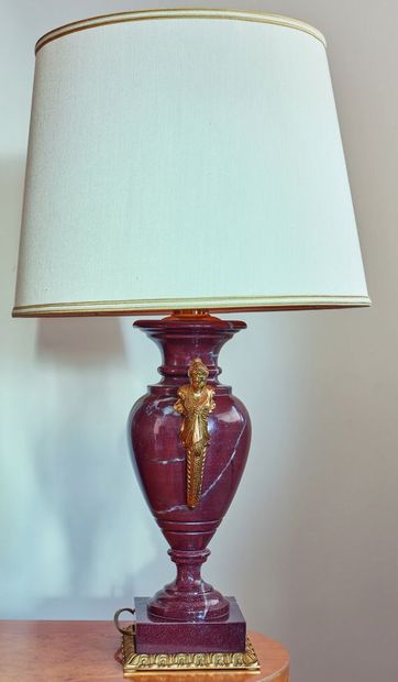 null 
Lamp in red veined marble, the handles showing vestals in gilt bronze bust.
Louis...