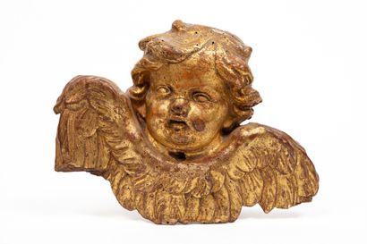 null Ange en bois sculpté et doré, en applique.

XVIIIe siècle.

H_23 cm L_31,5 ...