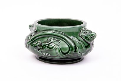 null Théodore DECK (1823-1891).

Cache pot en céramique émaillée vert à décor en...