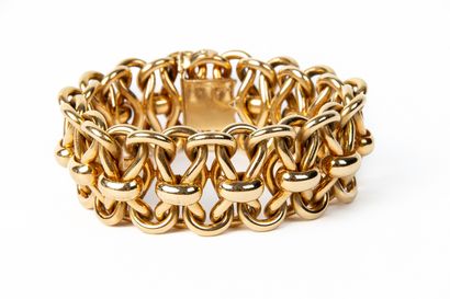 null CARTIER, Paris.

Large yellow gold cuff bracelet with intertwined figure-of-eight...