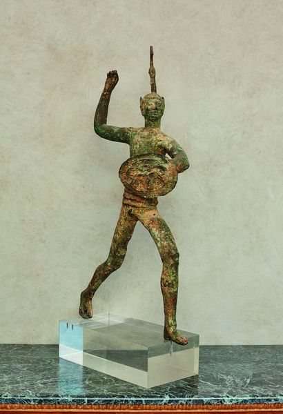 null 
*Important guerrier en bronze à patine verte de fouille, dans le goût de l'Antique.
H_82...