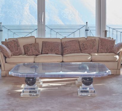 null 
French work from the 1980s.
Important coffee table in plexiglass and black...