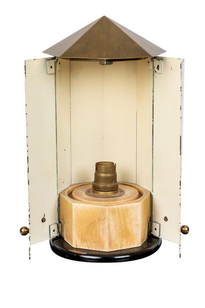 null 
Eugène PRINTZ (1879-1948).




Lampe d'appoint en forme de lanternon.




Épreuve...